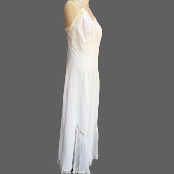 Vintage
Rogers Pleat Chiffon Lace Cutout Trim Full Slip Dress - Picture 6 of 15